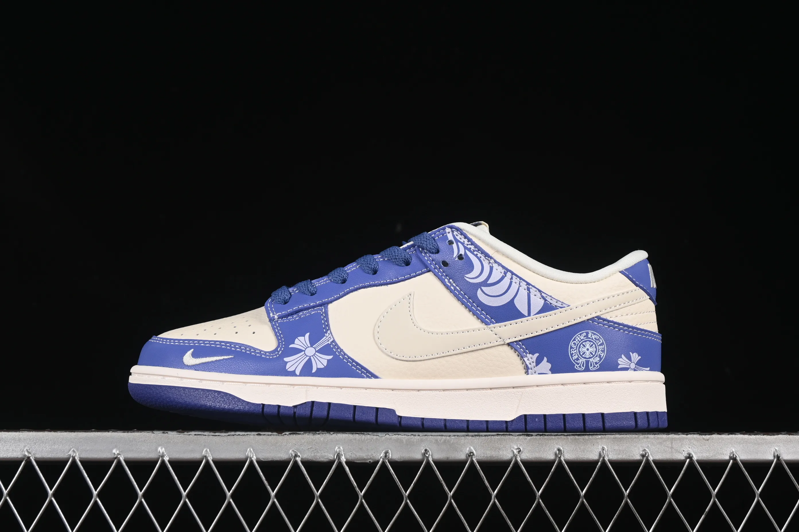 All Categories Nk SB Dunk Series Nk SB Dunk Low High-end Customized Low-top Shoes Nike SB Dunk Low Crow Heart Series Horseshoe Print White Hook Anniversary High-end Customized Low-top Casual Shoes KK1333-038